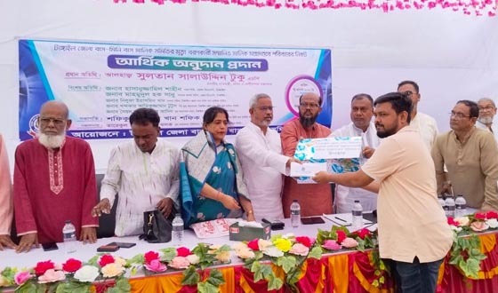 টাঙ্গাইলে নিহত বাস মালিকদের পরিবারকে আর্থিক অনুদান