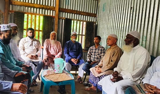 আগুনে ঘর হারানো দুই ভাইয়ের পাশে হারুন মোল্লা ফাউন্ডেশন