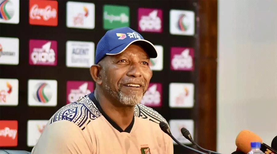 ইনিংস ব্যবধানে হারের পরও সিমন্সের আশা, ‘হাতে এখনো সময় আছে’