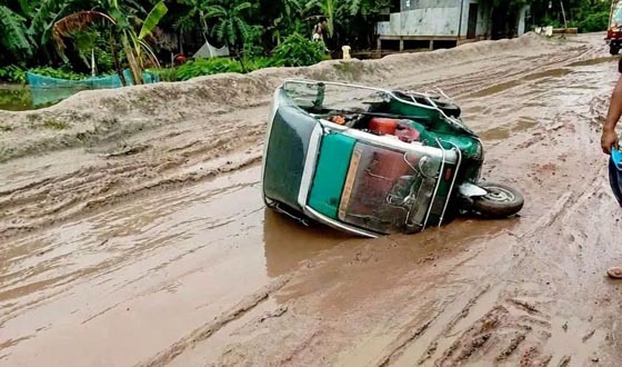 সাতক্ষীরা-ভেটখালী সড়ক যেন দুর্ভোগের ফাঁদ, চরম অসন্তোষ