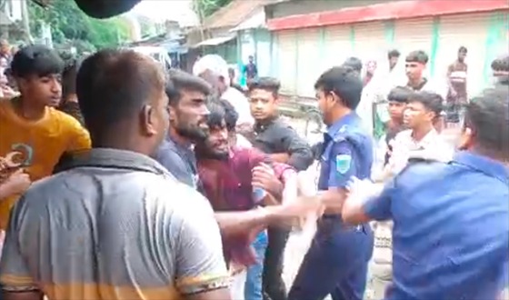 পাবনায় পুলিশের থেকে যুবলীগ নেতাকে ছিনিয়ে নিল নেতাকর্মীরা