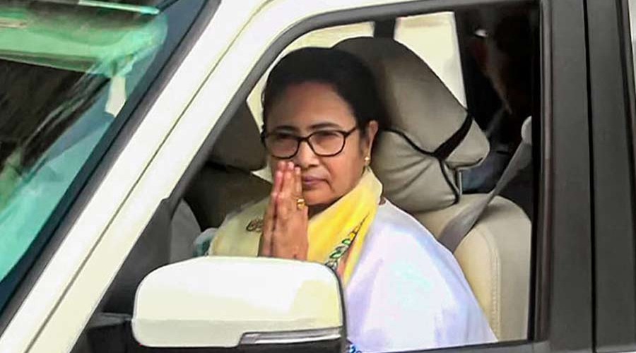 মমতা বন্দ্যোপাধ্যায়ের গাড়িতে ইট-পাথর নিক্ষেপ, ‘ডাকাতের রানি’ স্লোগান