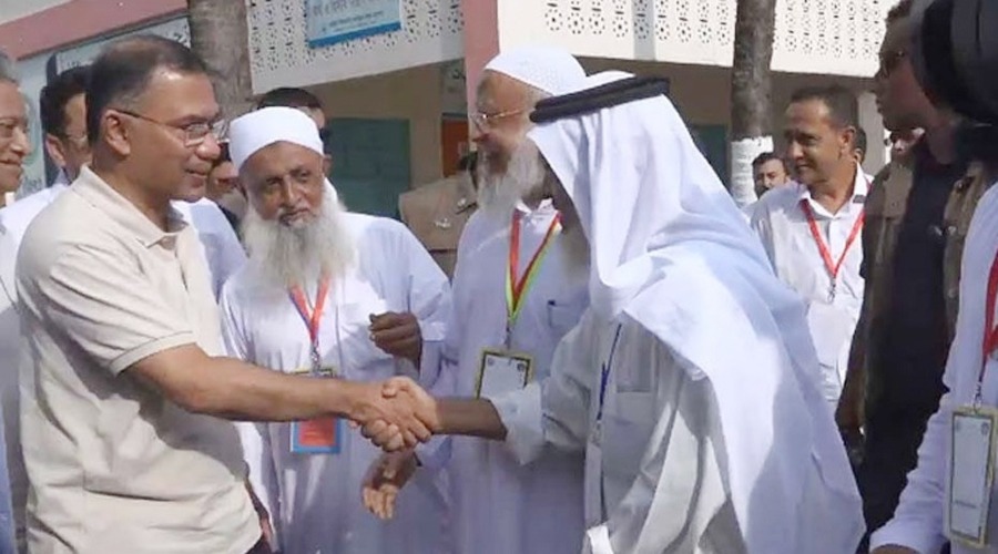 বাবুনগরে হেফাজত আমিরকে জড়িয়ে ধরলেন প্রধানমন্ত্রী