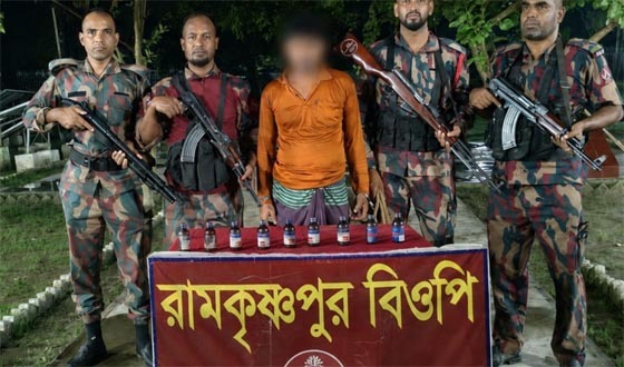 দৌলতপুর সীমান্তে আসামীসহ মাদকদ্রব্য ও চোরাচালানী পণ্য আটক