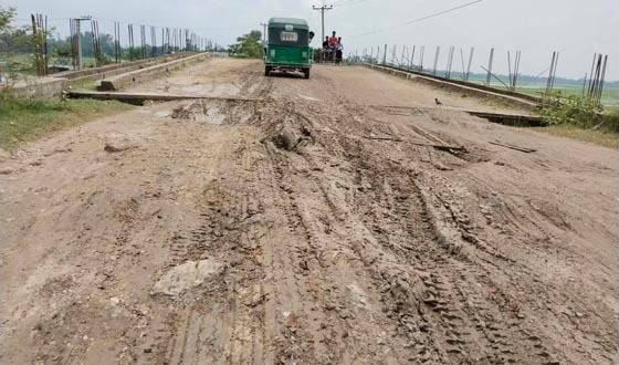 ঘাটাইলে ৪ বছরে কাজ শেষ হয়নি ব্রিজের, ভোগন্তিতে মানুষ