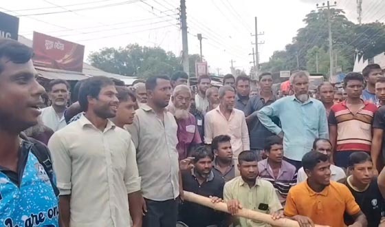 লালমনিরহাটে সারের দাবিতে আমন চাষিদের মহাসড়ক অবরোধ