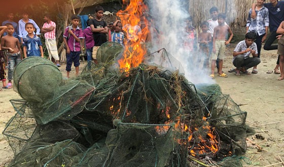 চাটমোহরে চায়না দুয়ারি ও কারেন্ট জাল জব্দ