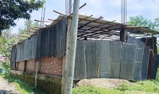 মান্দায় পাউবোর নিষেধাজ্ঞা অমান্য করে স্থাপনা নির্মাণের অভিযোগ