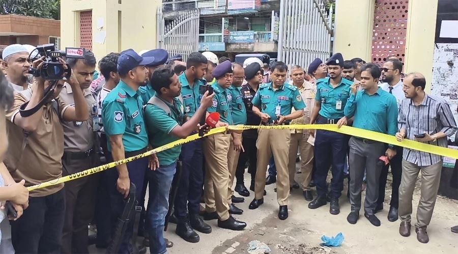 বরিশাল আদালতের প্রধান ফটকের কাছে বিস্ফোরণ, ‘পটকা’ বলছে পুলিশ