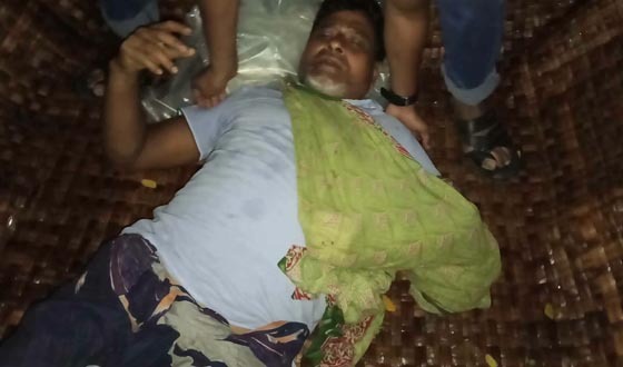 ধারালো অস্ত্র দিয়ে কুপিয়ে মৃত ভেবে ফেলে রাখা হয় রাস্তার ওপর