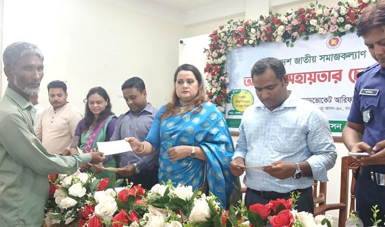 চাটমোহরে অসুস্থ ব্যক্তিদের চিকিৎসা সহায়তার চেক বিতরণ