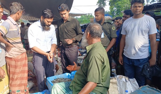রাজশাহীতে জেলি মিশ্রিত চিংড়ি বিক্রি: ব্যবসায়ীকে জরিমানা