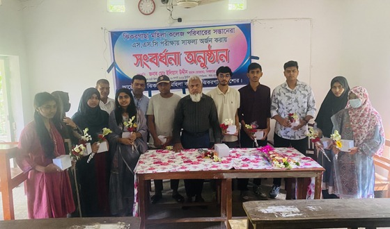 বাবা-মা‘র কর্মস্থলে কৃতি সন্তানদের সংবর্ধনা