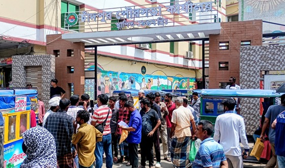 চাঁদপুরে পার্কিং স্থান ও সহনীয় জরিমানার দাবিতে সড়ক অবরোধ