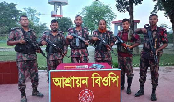 দৌলতপুরে বিজিবির পৃথক অভিযানে বিপুল পরিমাণ ভারতীয় মাদকদ্রব্য ও চোরাচালানি মালামাল উদ্ধার