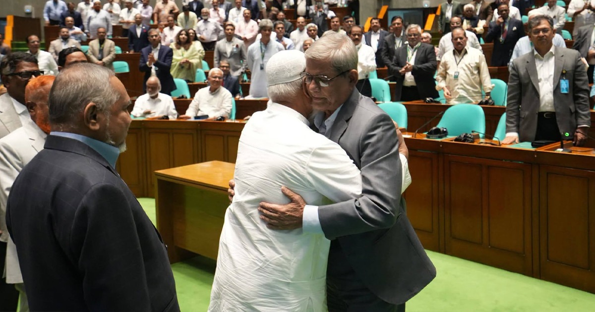 রাষ্ট্রপতি নির্বাচিত হওয়ায় মির্জা ফখরুলকে বুকে টেনে অভিনন্দন শফিকুর রহমান
