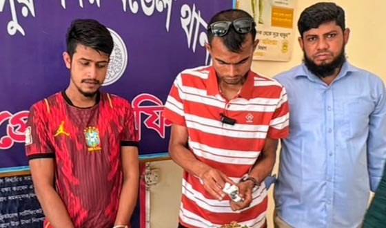 চাঁদপুরে টয়লেটে গাঁজা লুকাতে জানালা দিয়ে ফালানোর চেষ্টা, আটক ১