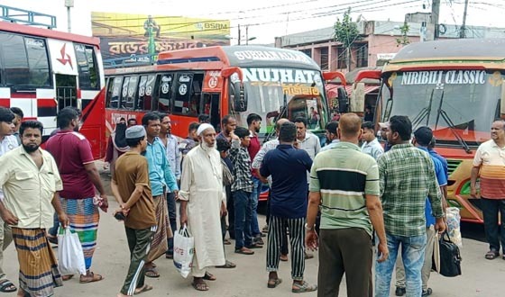 থ্রি-হুইলার ও বাস শ্রমিকদের দ্বন্ধে বরিশাল থেকে বাস চলাচল বন্ধ