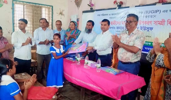 গফরগাঁওয়ে দরিদ্র ছাত্র-ছাত্রীদের মাঝে শিক্ষা উপকরণ বিতরণ