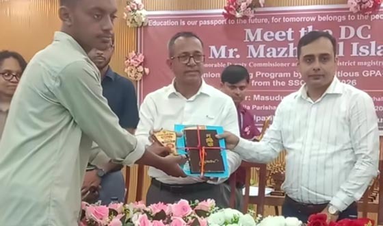 জিপিএ-৫ প্রাপ্ত ৭১ শিক্ষার্থীকে সম্মাননা স্মারক প্রদান