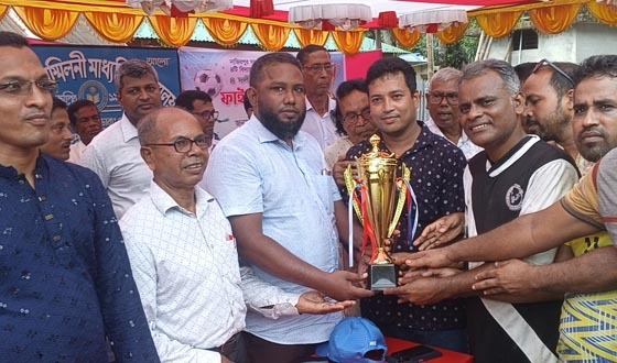 নাজিরপুরে শিক্ষকদের চার দলীয় ফুটবল টুর্নামেন্টের ফাইনাল খেলা