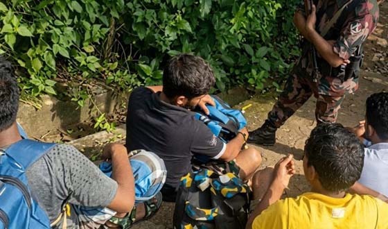 অবৈধভাবে ভারত থেকে ফেরার সময় ১২ বাংলাদেশি আটক