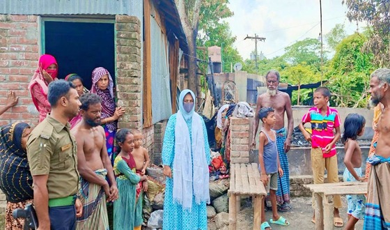 অগ্নিকান্ডে ক্ষতিগ্রস্থ পরিবারের পাশে কুড়িগ্রামের ইউএনও