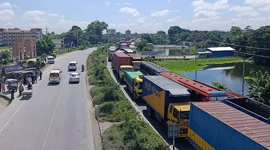 প্রায় ২৪ ঘণ্টা পর যান চলাচল স্বাভাবিক ঢাকা-চট্টগ্রাম মহাসড়কে