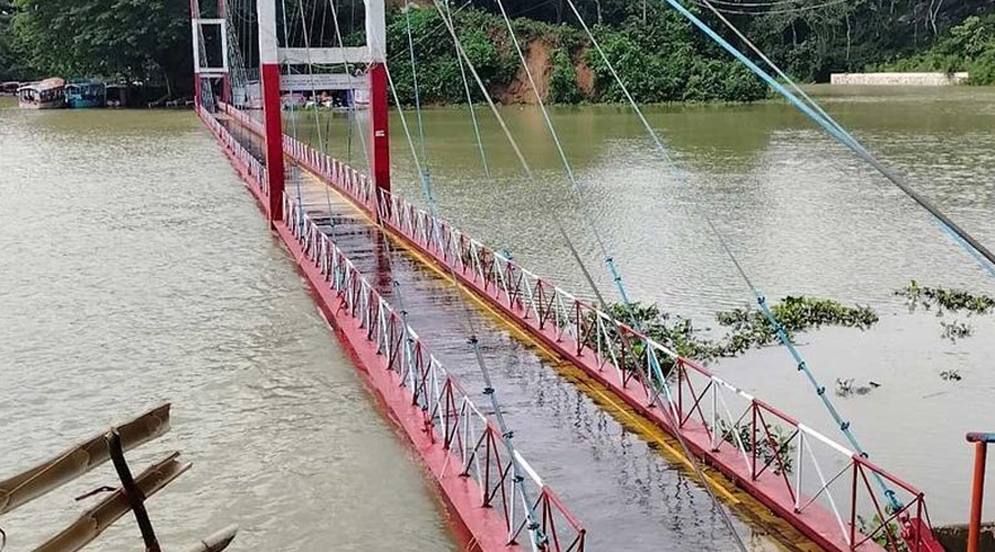 পানিতে ডুবল রাঙ্গামাটির কাপ্তাই হ্রদের ঝুলন্ত সেতু, পর্যটকদের  চলাচলে নিষেধাজ্ঞা