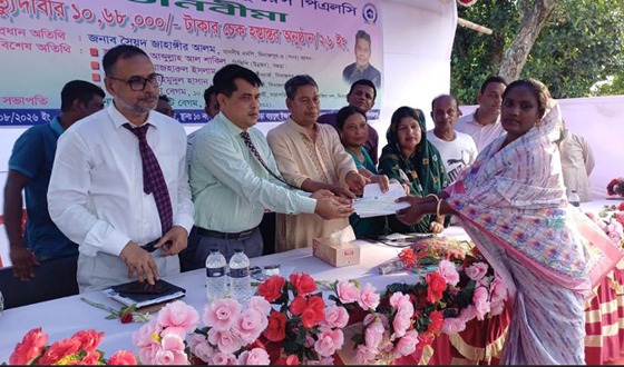 দিনাজপুরে মৃত্যুদাবির ১০ লাখ ৬৮ হাজার টাকার চেক বিতরন