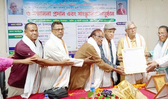 পার্বতীপুরে গুনীজনদের খেতাব প্রদান