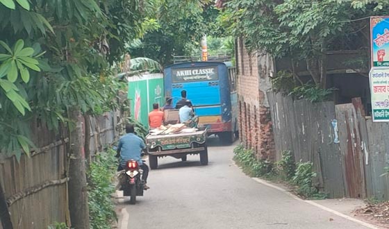 গড়িয়ারপার-কাউখালী সড়কে গলার কাঁটা হয়ে দাঁড়িয়ে আছে পরিত্যক্ত ভবন
