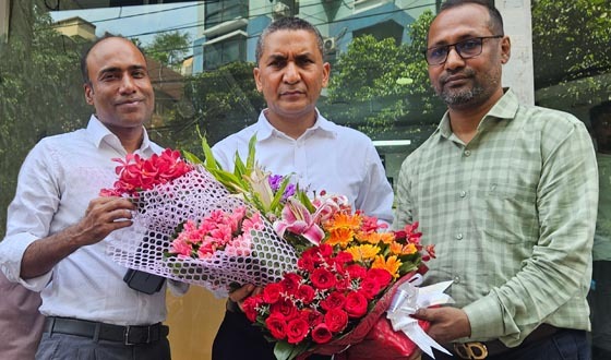 কেন্দ্রীয় যুবদলের সাধারন সম্পাদক ও এমপি নয়ন'কে ফুলেল শুভেচছা