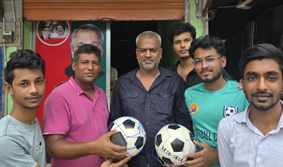 বাবুগঞ্জে রাজন শিকদারের উদ্যোগে যুবকদের মাঝে ক্রীড়া সামগ্রী বিতরণ