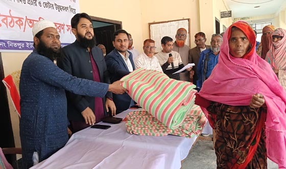 পোরশায় প্রতিবন্ধীদের কম্বল বিতরণ