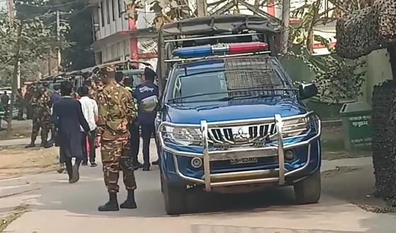 গণভোটে শান্তি শৃঙ্খলা রক্ষায় সেনবাগে যৌথ বাহিনীর মহড়া