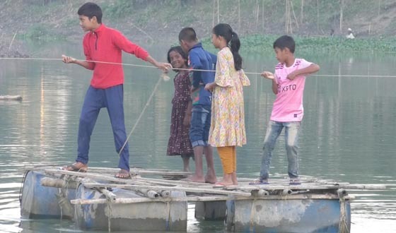 সেতুর অভাবে ড্রামের ভেলায় ঝুঁকি নিয়ে পাড়াপাড়