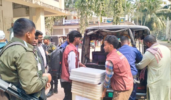 সিসিটিভি'র আওতায় থাকছে ভোটকেন্দ্র, কেন্দ্রে যাচ্ছে নির্বাচনী সরঞ্জাম