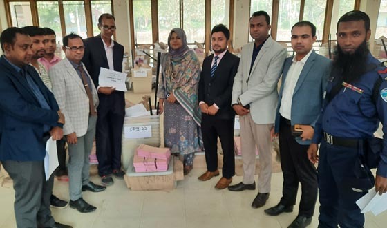 নাসিরনগরে কেন্দ্রে নির্বাচনি সরঞ্জাম