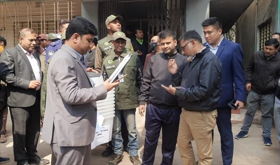 হাকিমপুর ভোট কেন্দ্রে নির্বাচনী সরঞ্জাম পাঠানো শুরু