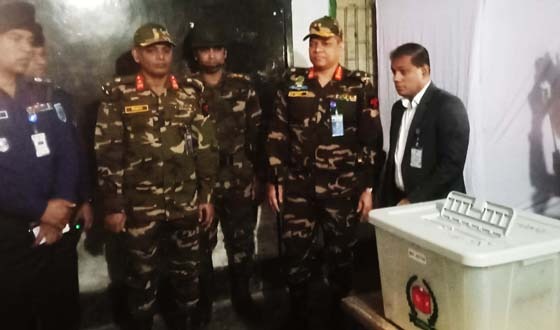 চিরিরবন্দরে জিওসী ও এরিয়া কমান্ডারের ভোট কেন্দ্র পরিদর্শন
