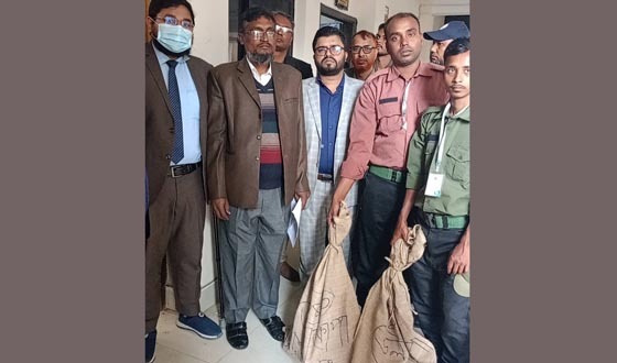 পলাশবাড়ীর ৭১ ভোটকেন্দ্রে নির্বাচনী সরঞ্জাম বিতরণ
