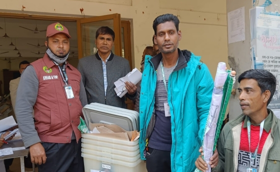 রাজশাহী-৪ আসনে নির্বাচনী উপকরণ বিতরণ