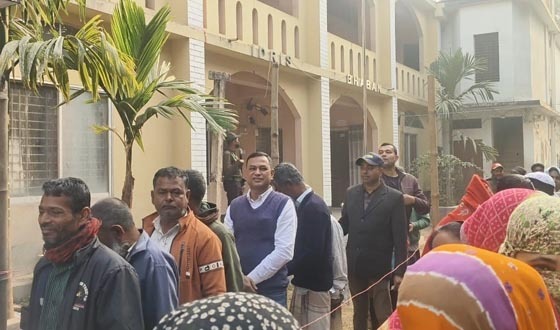 ঘোড়াঘাটে সকাল সাড়ে ৭ টা থেকে শান্তিপূর্ণ ভাবে ভোট গ্রহন শুরু