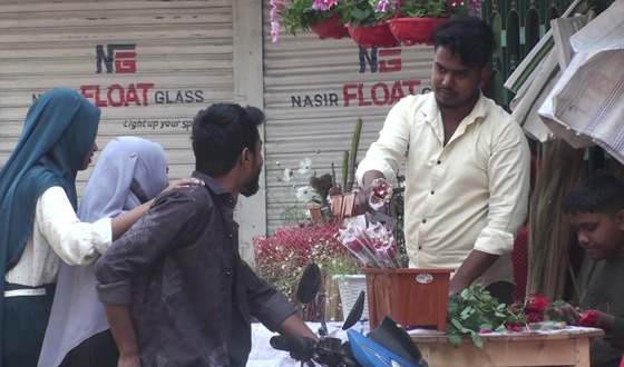 পহেলা ফাগুনের দিনে হিলিতে বিক্রি নেই ফুলের