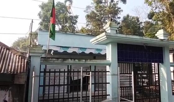 উজিরপুরে আওয়ামী লীগ কার্যালয়ে জাতীয় পতাকা উত্তোলন