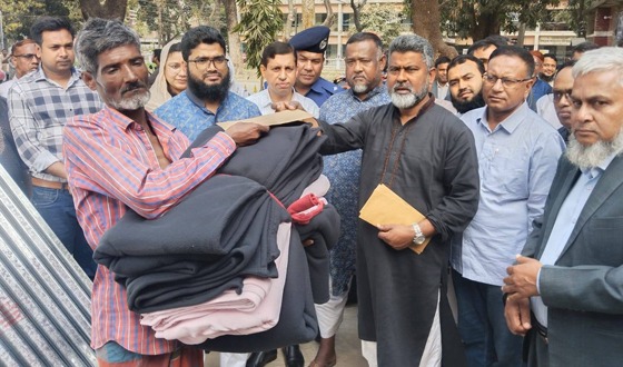 মহাদেবপুরে অগ্নিকান্ডে ক্ষতিগ্রস্তদের ত্রাণ বিতরণ