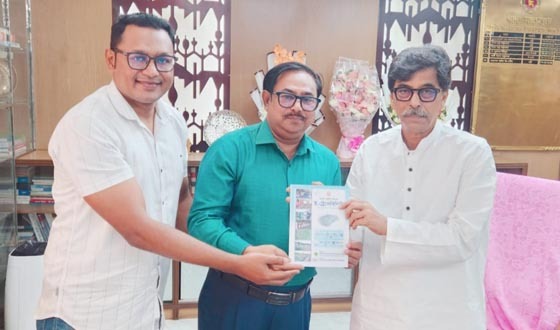 ফোয়াব এর পক্ষ থেকে মন্ত্রীকে ই-ট্রেসিবিলিটি প্রকাশনা প্রদান
