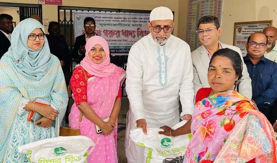 চিরিরবন্দরে ক্ষুদ্র ও নৃ-গোষ্ঠীদের গরুর খাদ্য বিতরণ