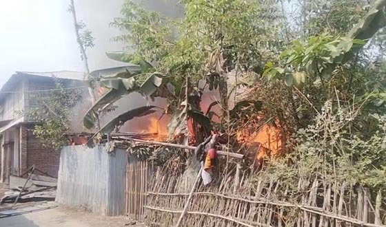 পাঁচবিবিতে বৈদ্যুতিক শর্টসার্কিটে ভয়াবহ অগ্নিকান্ড